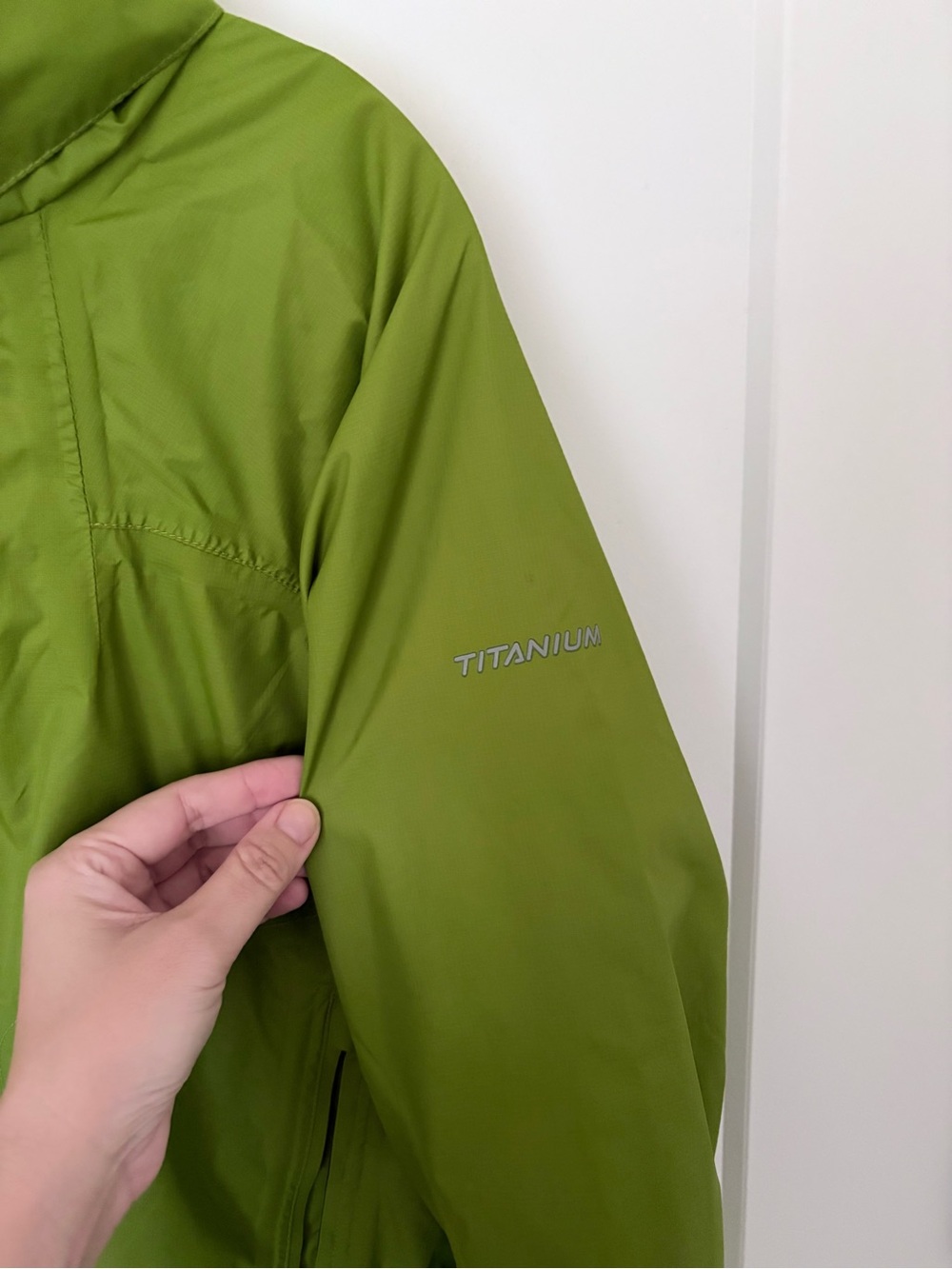 Columbia Titanium Green Waterproof Hooded
Rain Jacket Small - Picture 5 of 16